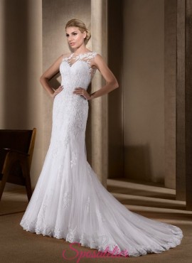 abito da sposa con silhouette a sirena  con schiena ricamata in pizzo tendenze 2017