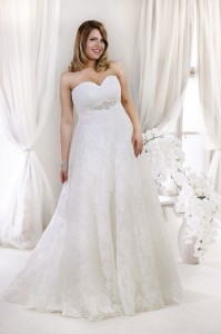 Abito da sposa curvy romantico con scollo a cuore vista frontale