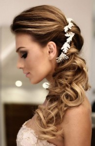 Acconciatura-sposa-semi-raccolta-con-capelli-lunghi-mossi