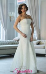 Gli abiti da sposa per donne basse dovrebbero avere come requisito principale quello di slanciare la figura e far guadagnare qualche centimetro in più.