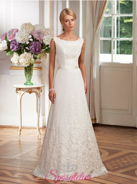 Delicato abito da sposa semplice liscio con ricami in pizzo Italia