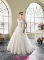 Abito da Sposa con gonna svasata interamente di pizzo delicato e spalline