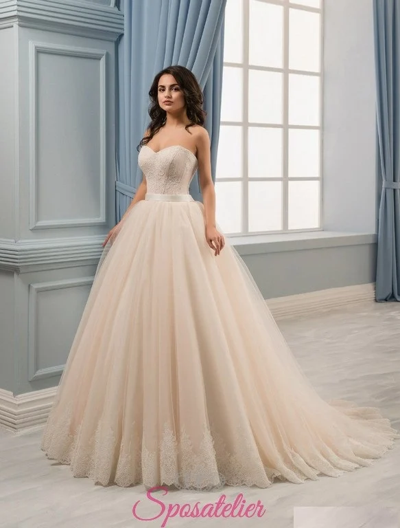 Abito da sposa principesco color crema in pizzo