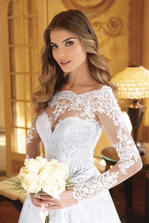 Abito da sposa principessa con maniche lunghe in pizzo vista frontale