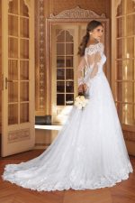 Abito da sposa principessa con schiena scoperta e gonna ampia vista posteriore