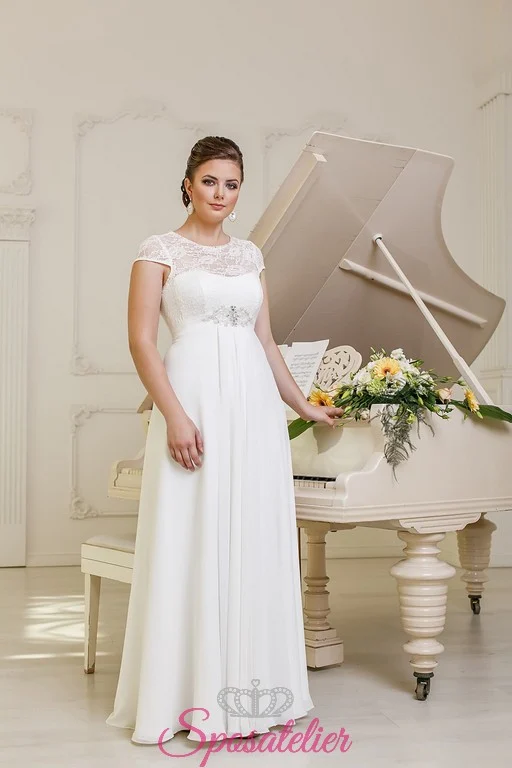 Abito da sposa curvy stile impero con scollo a cuore vista frontale
