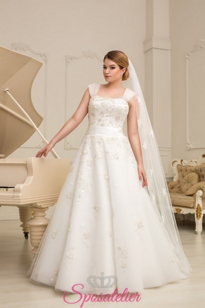 KRIZIA – Abiti da  sposa taglie comode con dettagli in rilievo