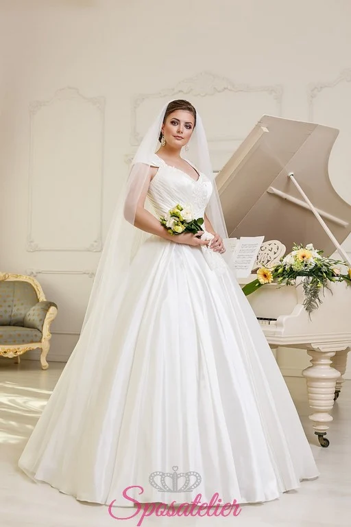 Abito da sposa curvy A line con scollo a cuore vista frontale