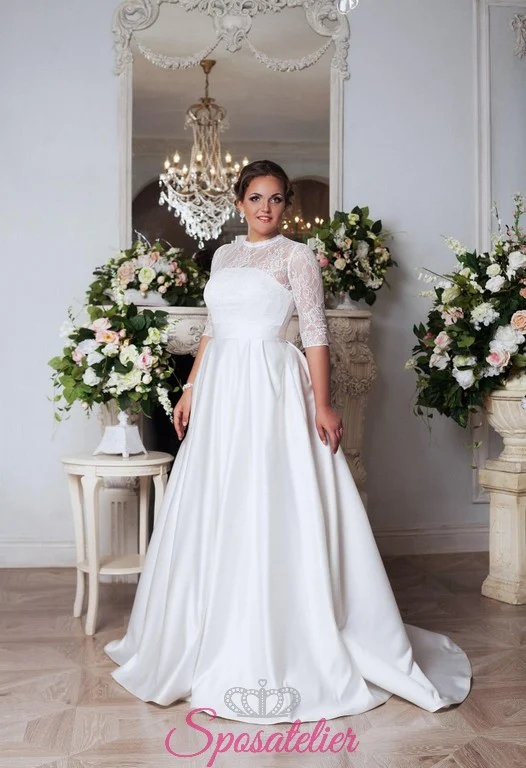 Abito da sposa curvy con maniche lunghe vista frontale