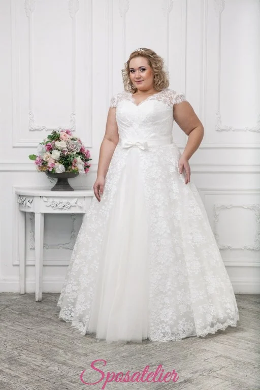 Abito da sposa curvy con gonna ampia vista frontale