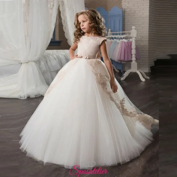 Abito Prima Comunione bambina con gonna ampia in tulle e pizzo decorativo laterale