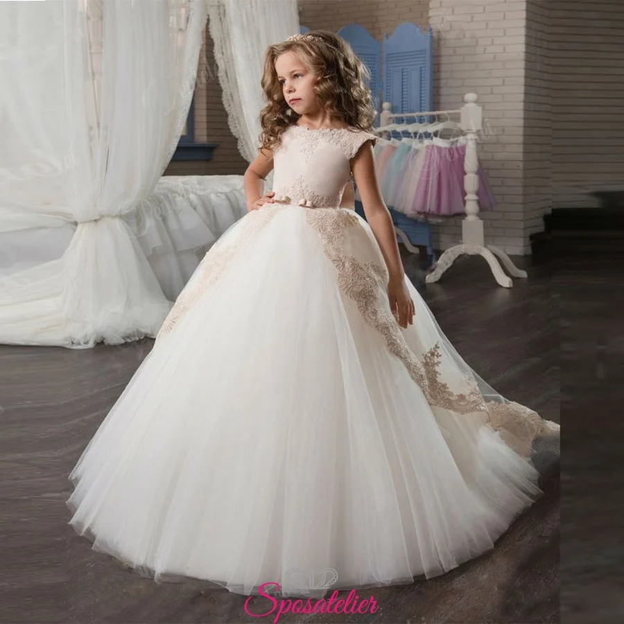 abito-comunione-bambina-pizzo-tulle-gonna-ampia.jpg Abito Prima Comunione bambina con gonna ampia in tulle e pizzo decorativo laterale