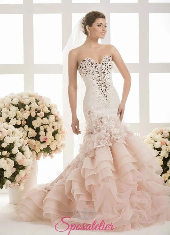 abito da sposa rosa colorato con gonna a balze