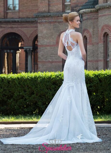 abito da sposa con scollo all'americana