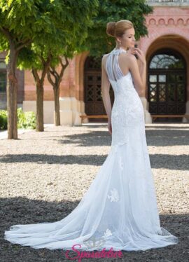 abito da sposa con scollo all'americana