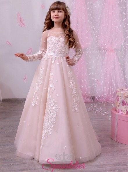 Abito da bambina coordinato alla sposa con ricami di pizzo