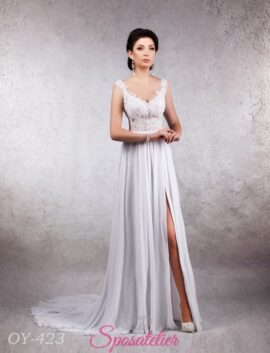 Vestito da sposa in pizzo con spacco e scollo a cuore