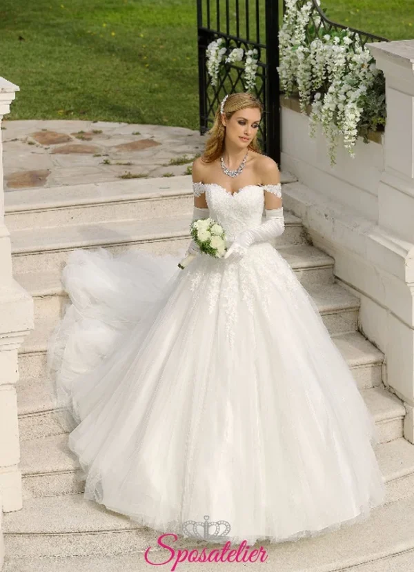 Abito da sposa con strascico lungo in pizzo