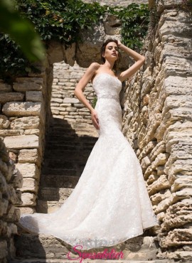 abiti da sposa ricamato completamente in pizzo modello a sirena