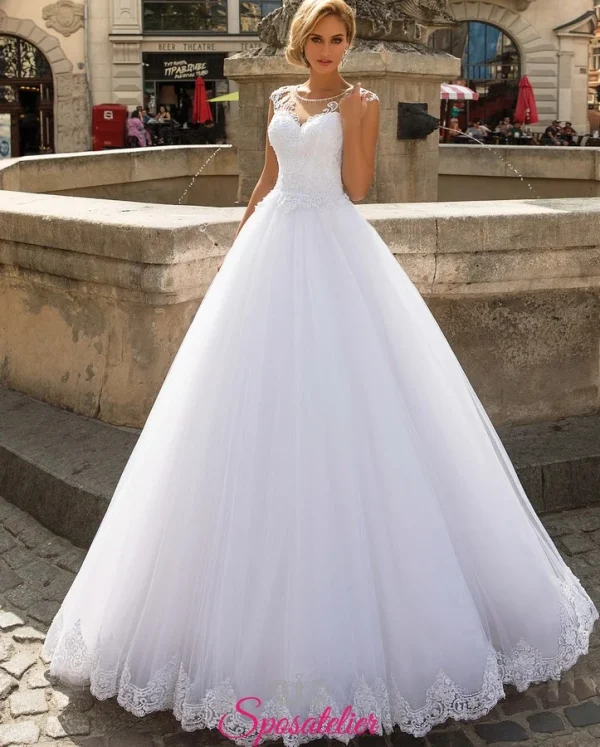 Abito da sposa con ricami di pizzo e strascico elegante