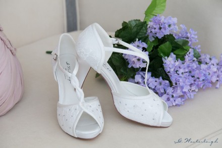 Betty – Sandalo da sposa online nuova collezione ricoperto da delicato pizzo e cristalli sul davanti