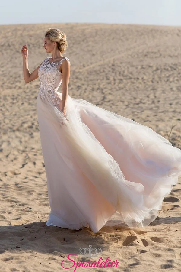 abito da sposa da spiaggia su misura in pizzo e tulle