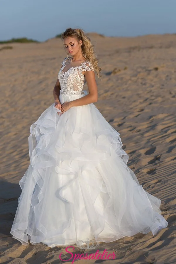 Abito da sposa da spiaggia con gonna pomposa