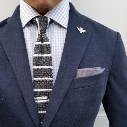 cravatta grigia e bianca modello calzino