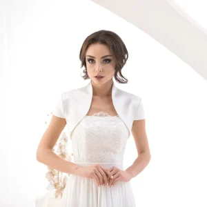 Coprispalle sposa bianco elegante a maniche corte indossato su abito da sposa