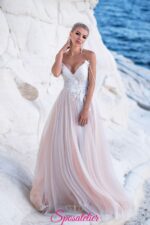 abito da sposa con corpetto di pizzo e gonna di tulle colorata collezione  2023