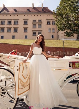 abito da sposa con gonna di tulle e cintura con strass