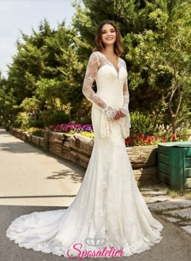 abito da sposa semplice ed elegante di tendenza con maniche a pipistrello