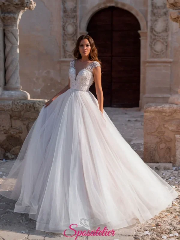 Abito da sposa principessa con gonna ampia e corpetto ricamato
