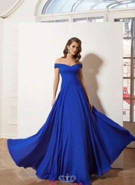 vestito da cerimonia blu con scollo a barchetta realizzato in chiffon