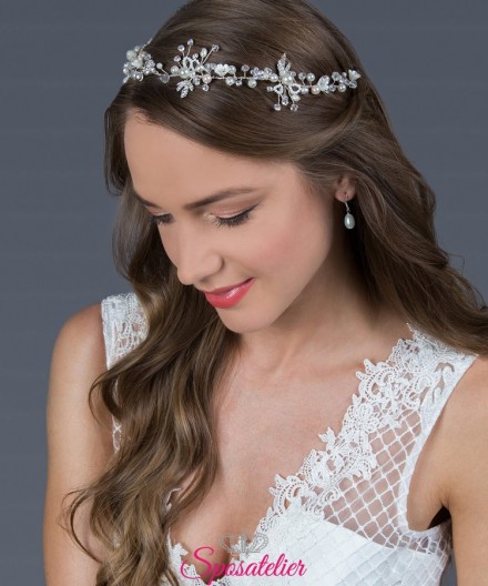 acconciatura da sposa vintage in colore argento con design di fiori, perle e cristalli