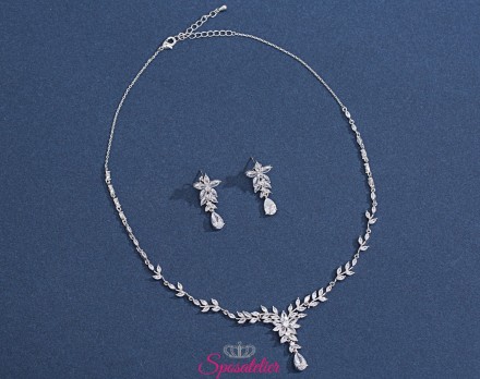 collana e orecchini sposa con pendenti decorati con cristalli economici online