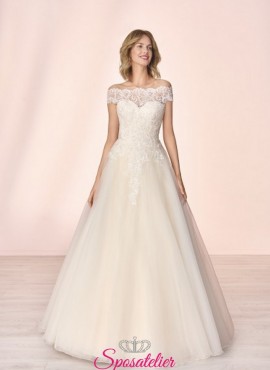 abiti da sposa con scollo a barchetta di pizzo collezione 2023
