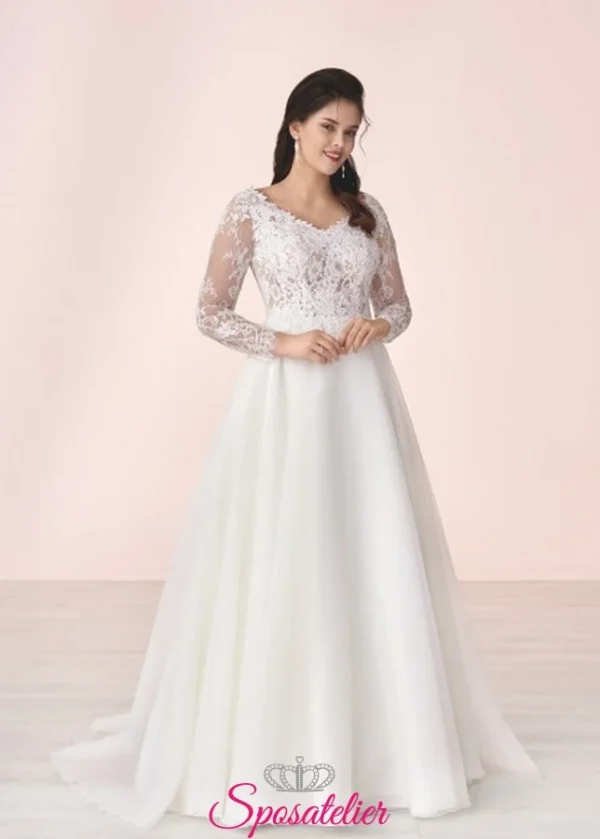 Abito da sposa curvy con maniche lunghe in pizzo vista frontale