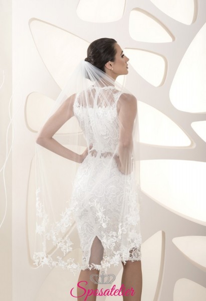 velo sposa online di tulle con ricami di pizzo sul fondo collezione 2020