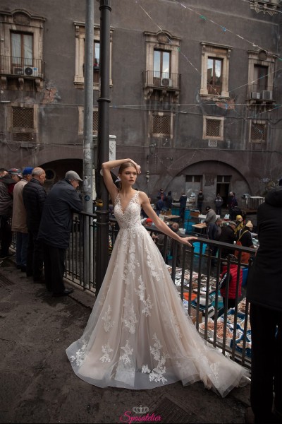 RITA – abiti da sposa online in pizzo con scollo a v gonna da principessa