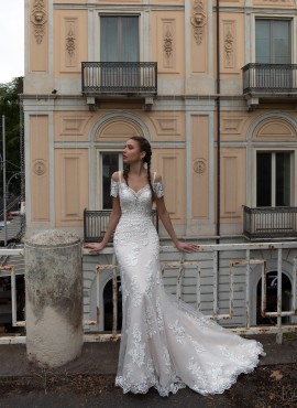 abiti da sposa online  modello sirena in pizzo con strascico