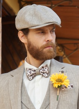 Coppola uomo beige abbinata al completo elegante