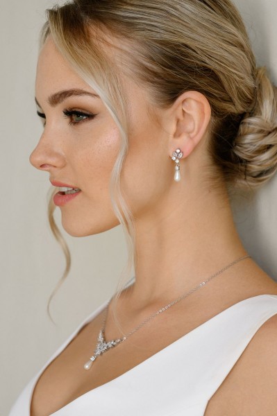 Parure di gioielli decorati con cristalli e perle avorio modello. JS1019
