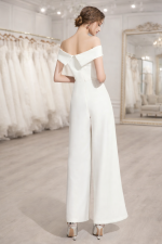 Tuta da sposa bianca con pantaloni palazzo e scollo a barca per matrimonio civile"