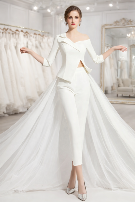 Completo sposa moderno con pantalone slim top asimmetrico e sopragonna in tulle bianco