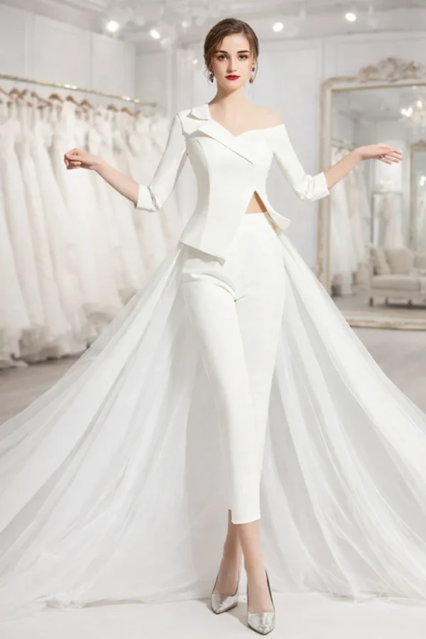 Completo sposa moderno con pantalone slim top asimmetrico e sopragonna in tulle bianco