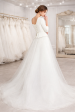 Tailleur bianco elegante da donna con scollo a una spalla e sopragonna voluminosa per matrimonio civile