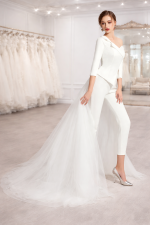 Abito da sposa a due pezzi con pantaloni a sigaretta e lungo strascico in tulle removibile