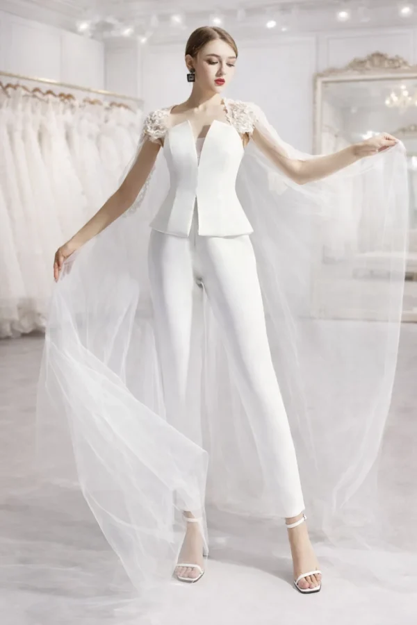 abito da sposa con pantaloni e mantello rimovibile