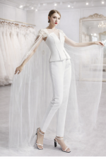 abito da sposa con pantaloni e mantellino